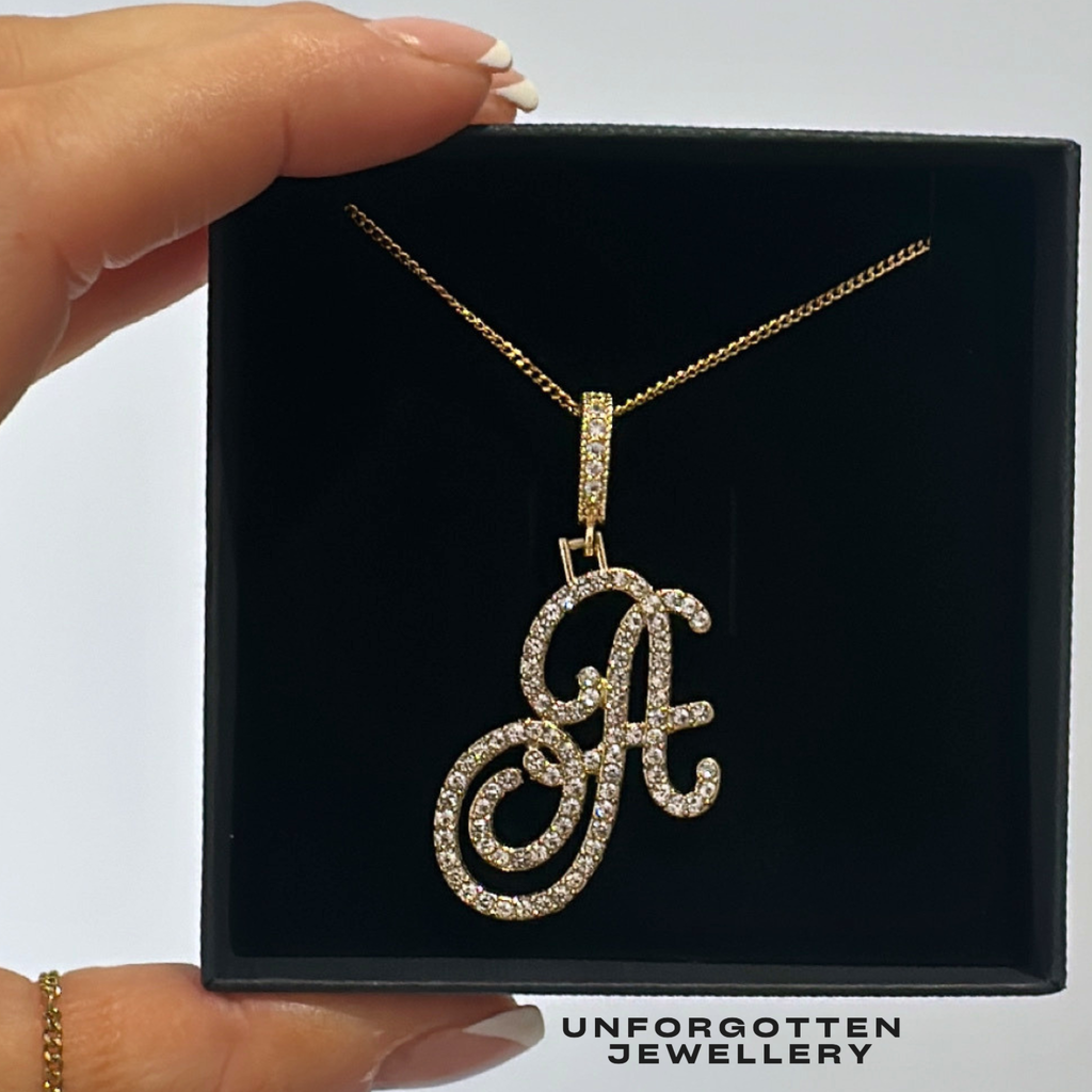 Script diamanté initial necklace